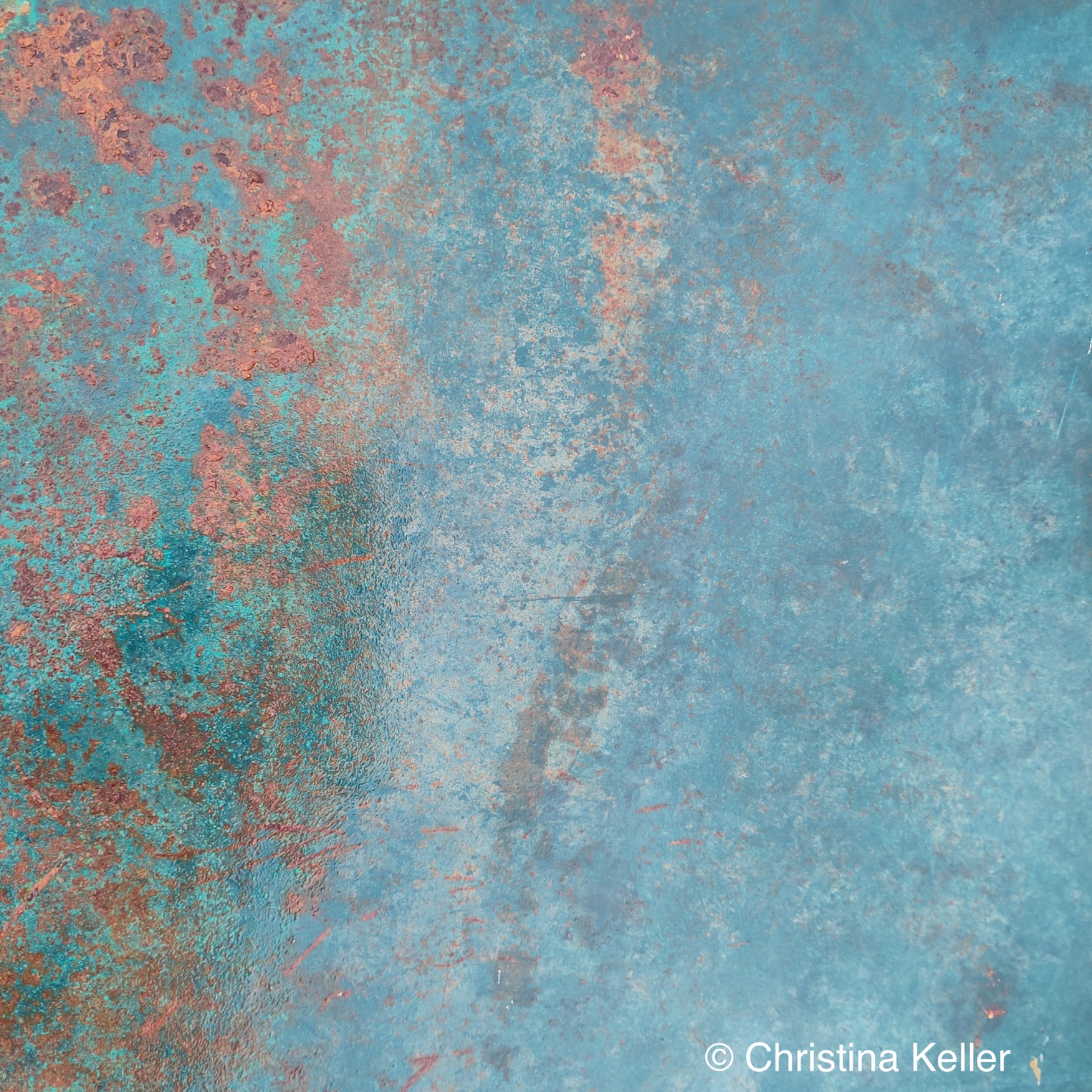 durch Korrosion verfärbte Eisenplatte